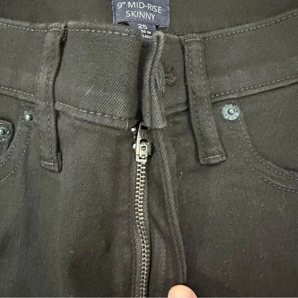 J. Crew 9" Mid-Rise Slim-Skinny Jean in Black Size 25 GUC - Picture 4 of 8